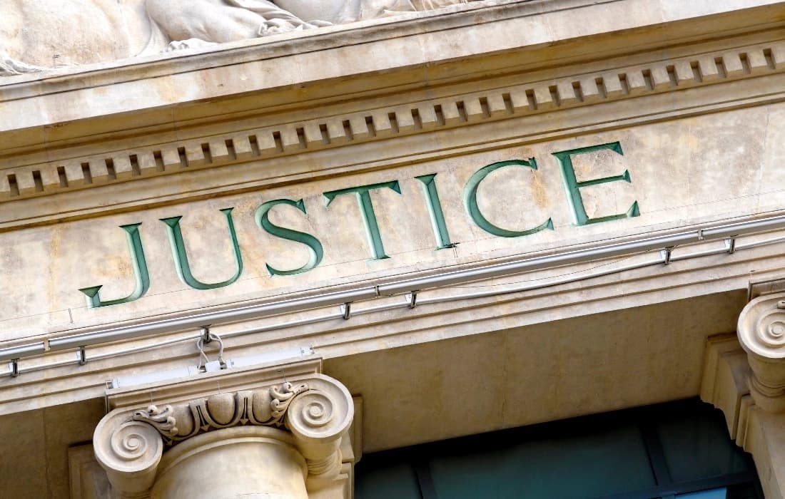 Fasada budynku sądu z napisem Justice